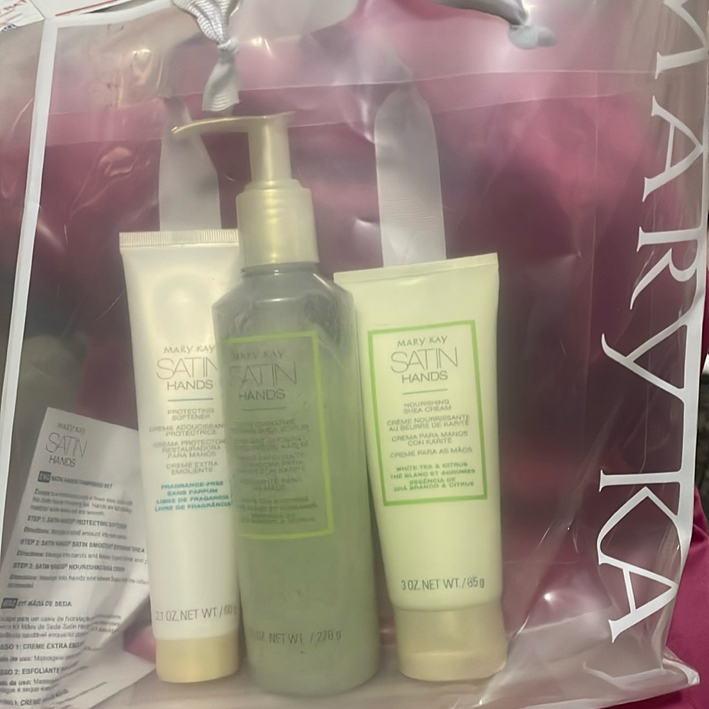 Mary Kay Satin Hands
 Full Size 3pc.set
White Tea & Citrus